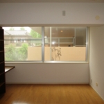 洋室９帖 (居間)