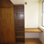 洋室９帖・棚・机あり (居間)