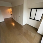 洋室10帖 (居間) 洋室10帖 (居間)