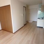 洋室１０帖 (居間)