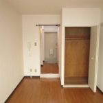 洋室６帖・収納スペース有り (居間)